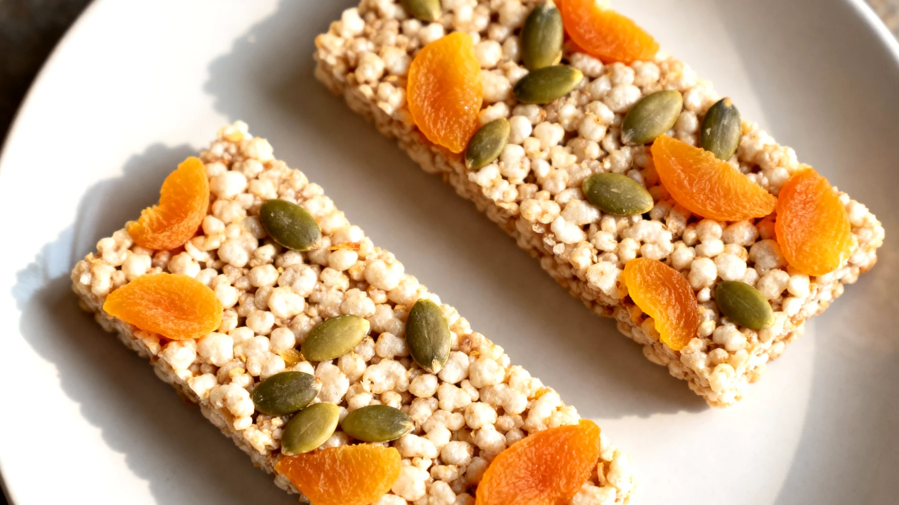 Barrette di amaranto soffiato con semi di zucca e albicocche secche"