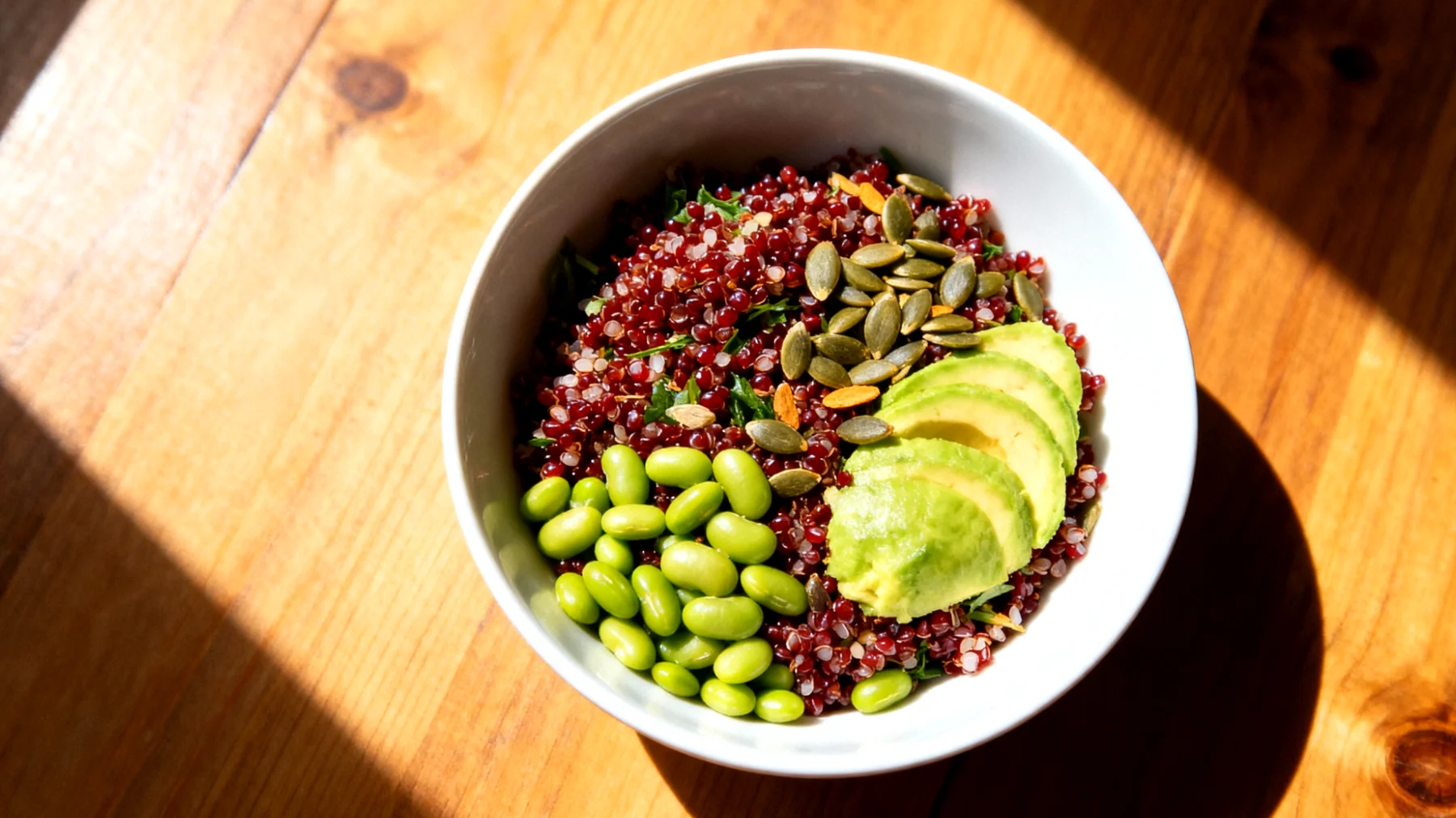 Insalata di quinoa rossa con edamame, avocado e semi di zucca"