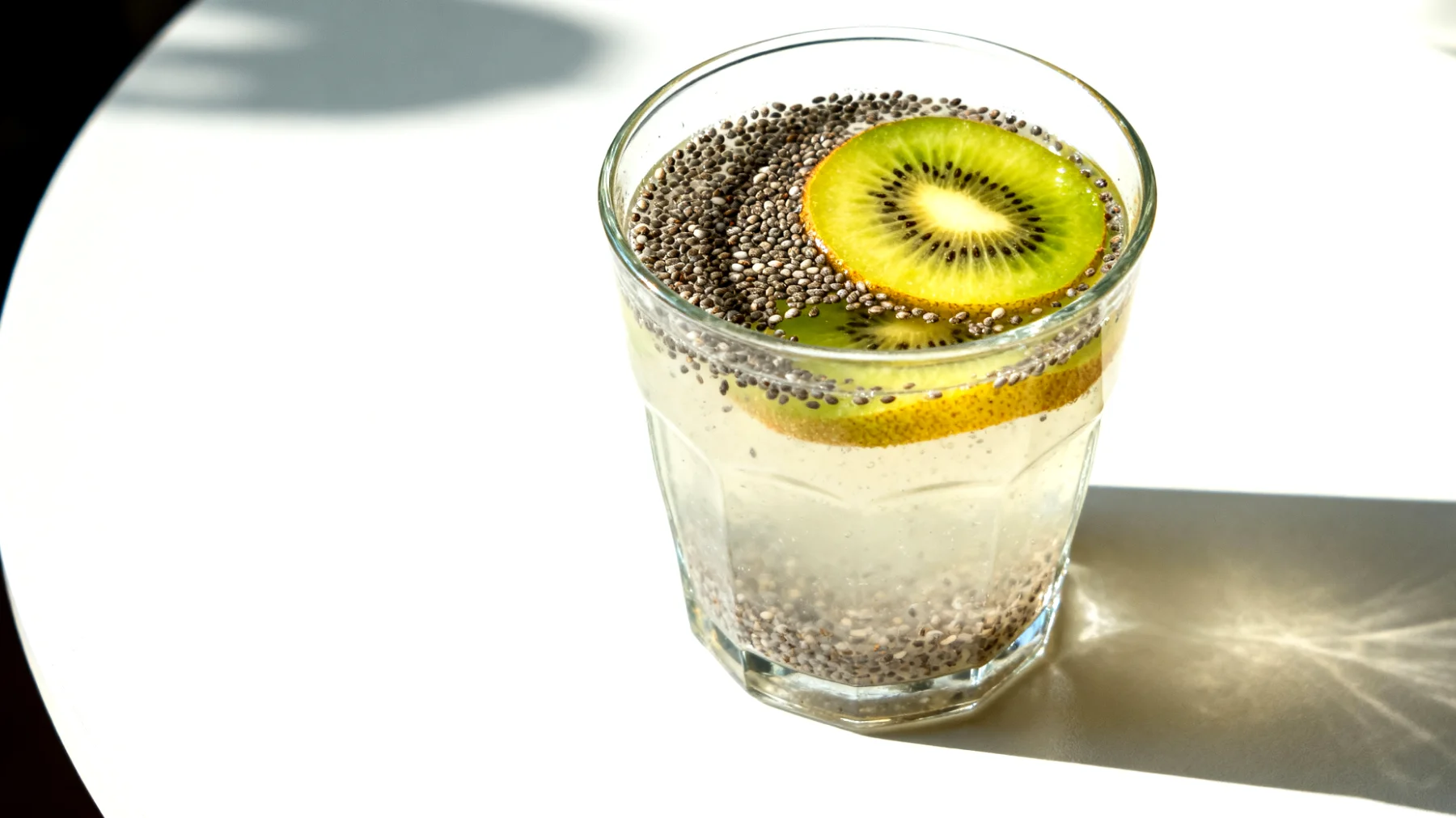 Kefir d'acqua con semi di chia e kiwi"