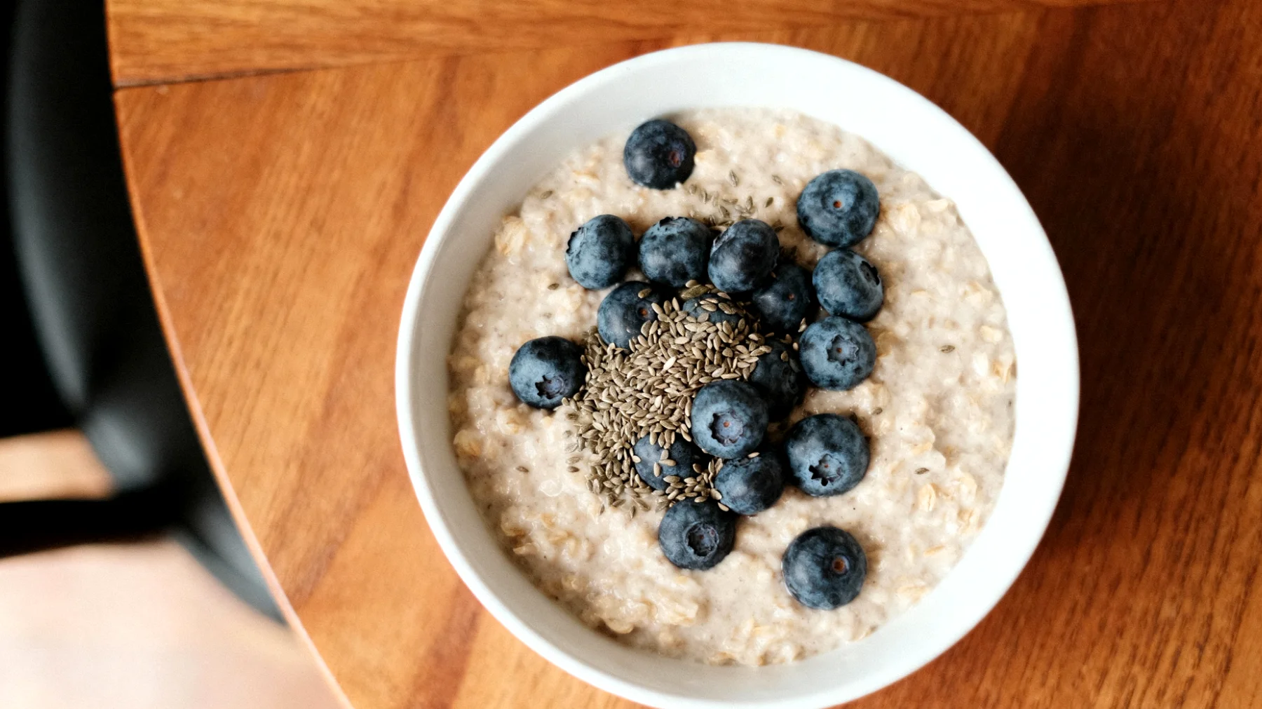 Porridge di avena con semi di canapa e mirtilli"