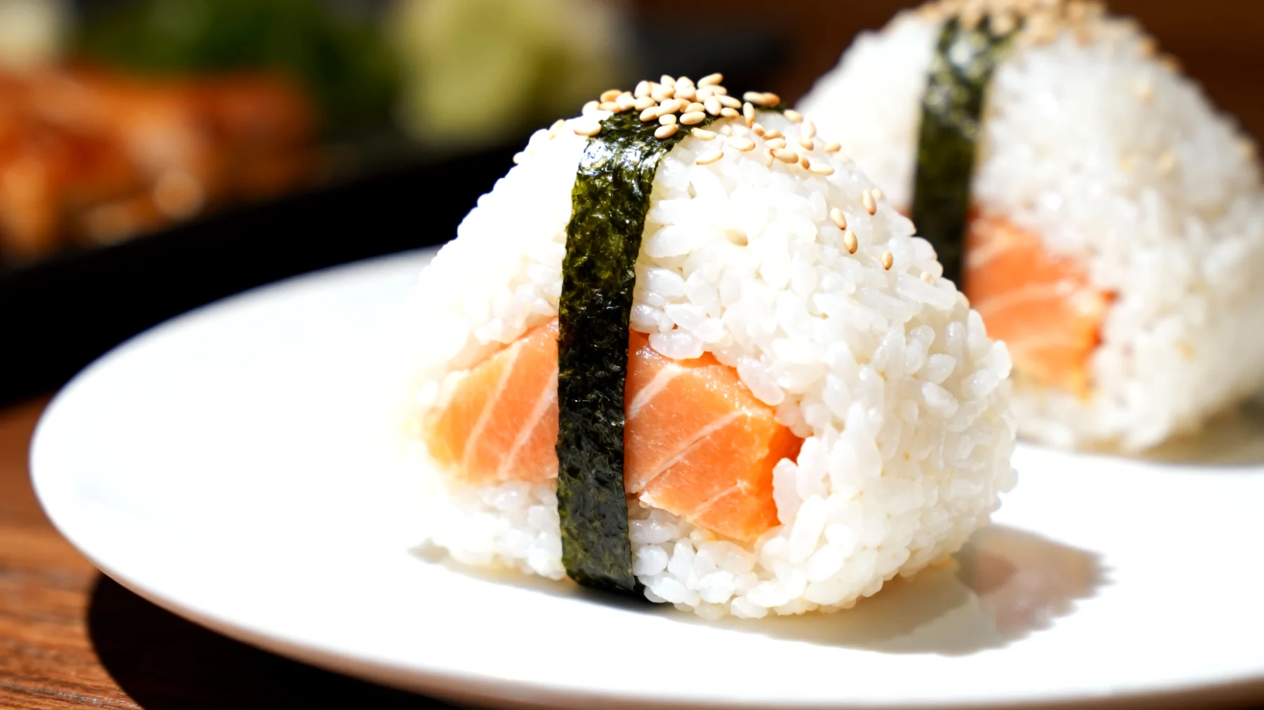 Onigiri con salmone, alga nori e sesamo"