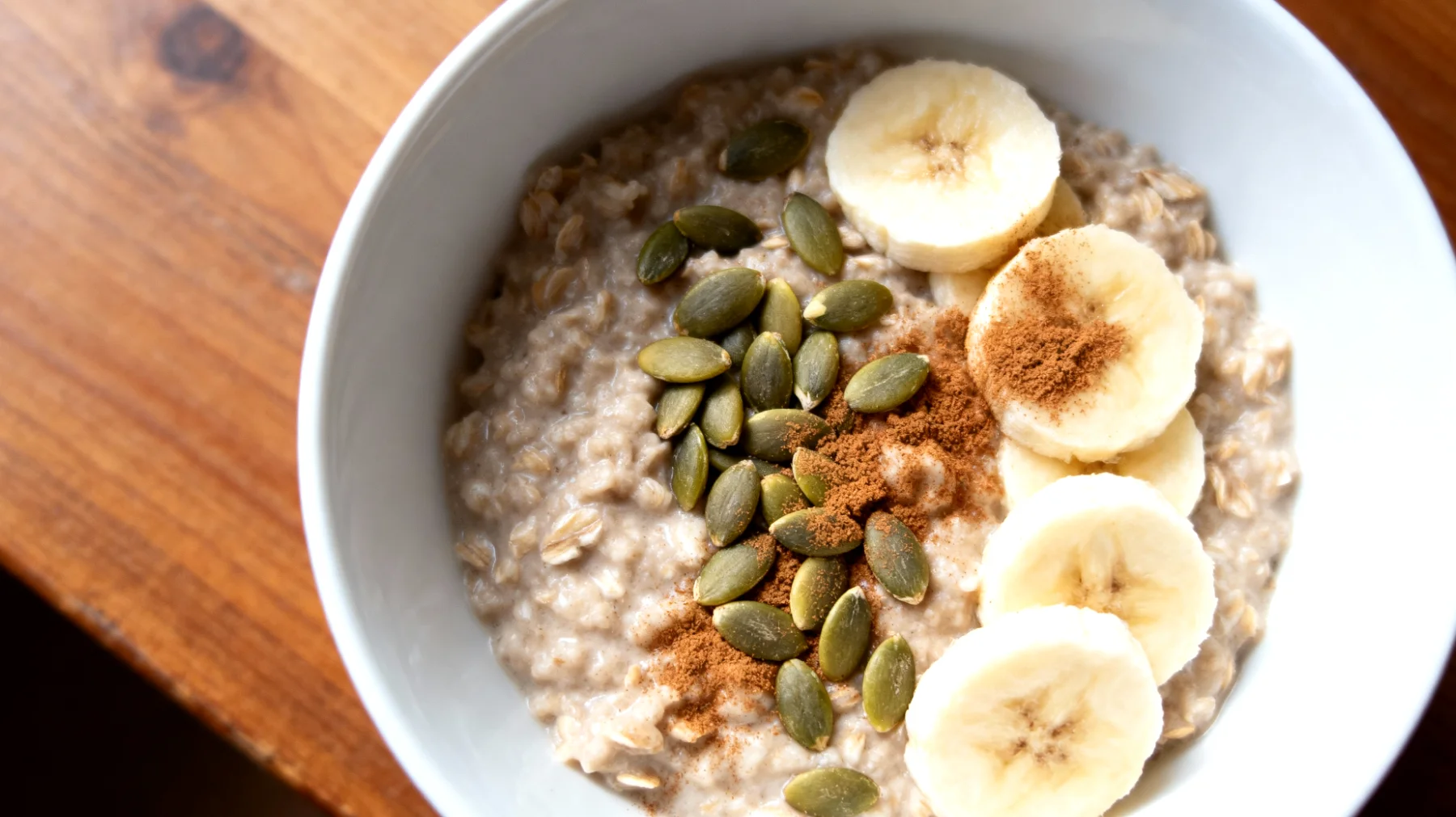 Porridge di avena con semi di zucca, banana e cannella"