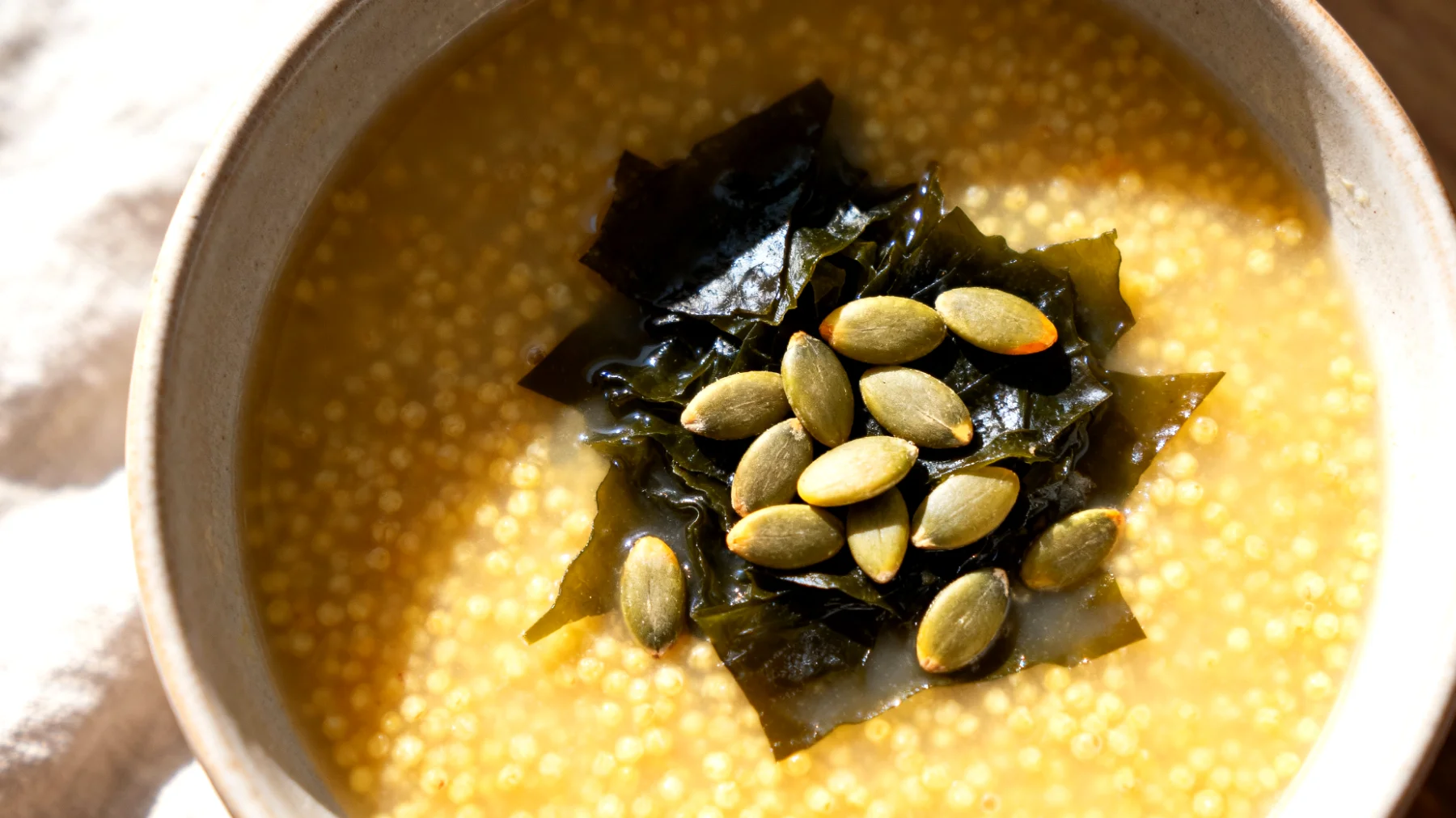 Zuppa di miglio con alghe wakame e semi di zucca"
