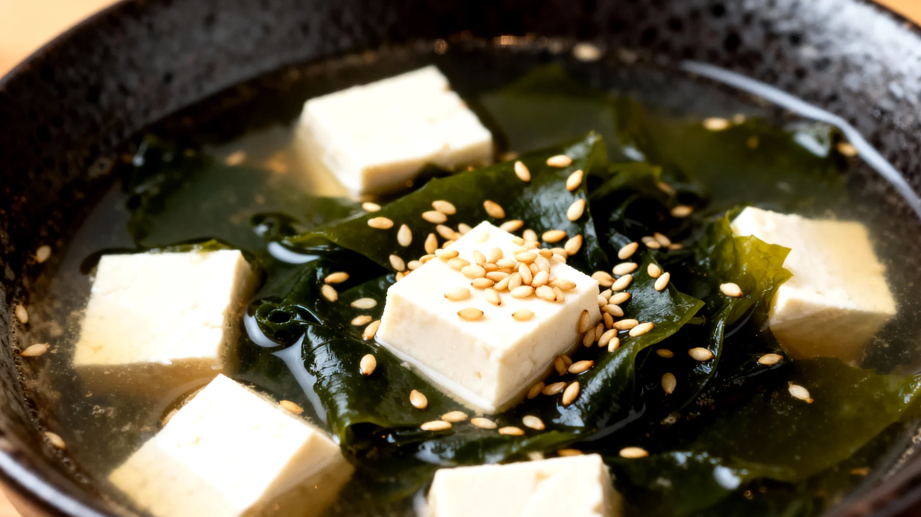 Zuppa di miso con alghe wakame, tofu e semi di sesamo"